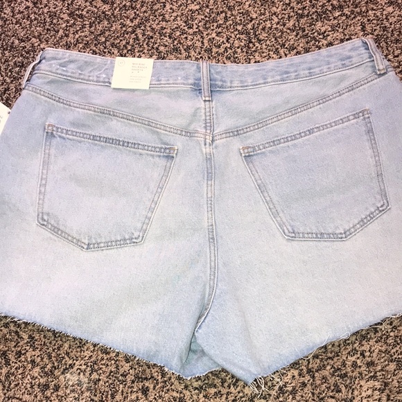 🐠Universal Thread Light Wash Mid Rise Cut off Jean Shorts Size 17 | NWT - Picture 3 of 5